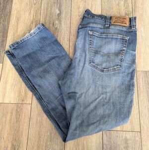 Signature by Levi Strauss Men’s Light-Mid Blue Straight Jeans